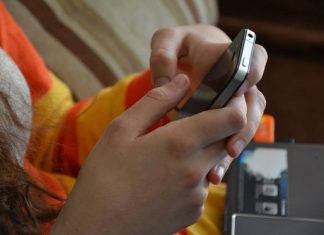 손 잘 씻어도 소용없다…코로나, 폰에 붙으면 96시간 생존