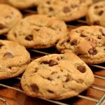800px-Chocolate_Chip_Cookies_-_kimberlykv